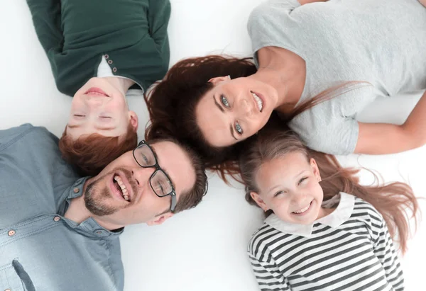 Vista superior. família feliz deitado no chão — Fotografia de Stock