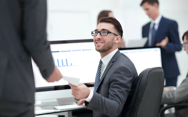 Hombre de negocios trabajando en una computadora en informes de negocios — Foto de Stock