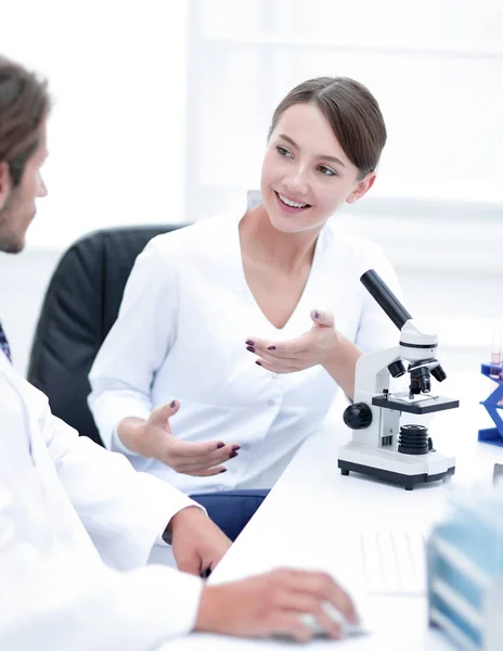 Vista Lateral Una Joven Científica Confiada Hablando Con Colega Laboratorio — Foto de Stock