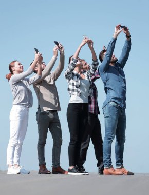 Dikiz aynası. Mutlu arkadaşlar selfie çekiyor..