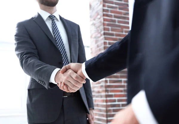 Líder empresarial estrechando la mano con el socio . — Foto de Stock