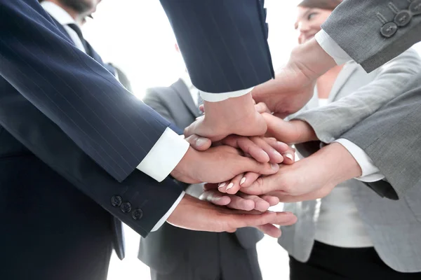 Бізнесмени складають руки разом . — стокове фото