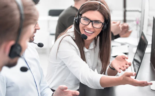 Úzké up.smiling pracovníci call centra o obchodních otázkách. — Stock fotografie