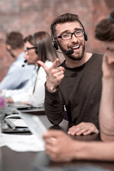 Sluit up.employee callcenter op de werkplek — Stockfoto