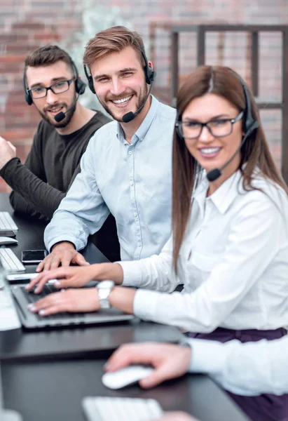 Sluit up.young call center medewerkers zitten aan de balie — Stockfoto