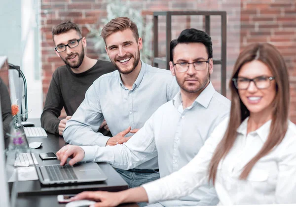 Medewerkers van het business center, zitten in het computerlokaal — Stockfoto