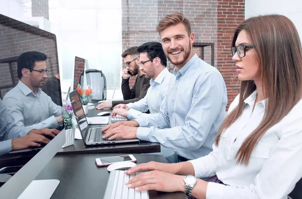 Dipendenti del business center lavorano sui computer — Foto Stock