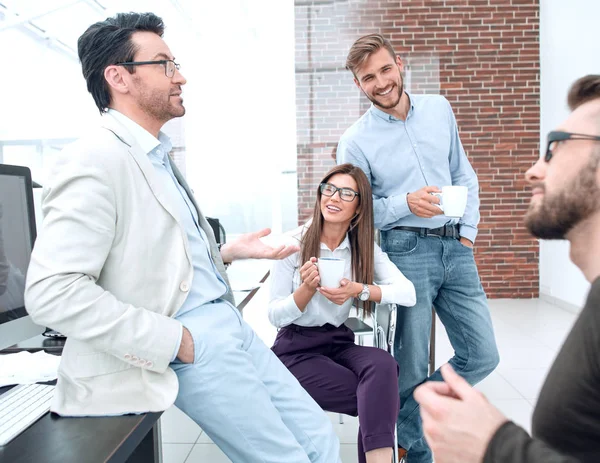 Equipo de negocios está considerando resolver problemas de negocio — Foto de Stock