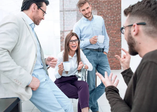 Equipo de negocios hablando y sonriendo durante el descanso de café en la oficina — Foto de Stock