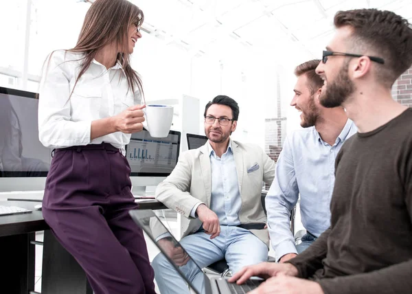 Equipe de negócios divertida está falando sobre algo durante o intervalo . — Fotografia de Stock