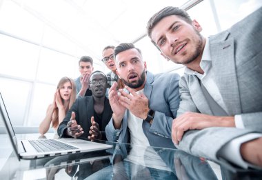 Grup birlikte modern ofiste çalışan çeşitli iş adamları