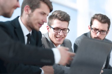 dizüstü bilgisayar ekranına bakarak up.business takımı Kapat