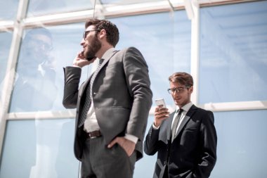 cep telefonu üzerinde konuşurken yan view.business adam
