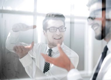 iş yeni bir iş sunumu için fikirleri tartışmak