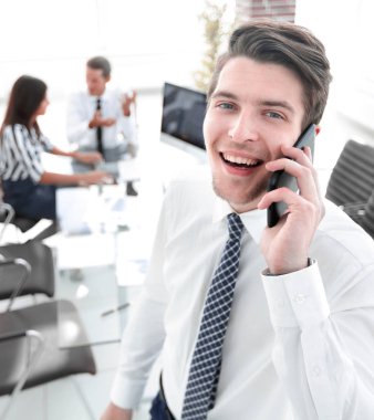 İş adamı cep telefonuyla konuşuyor..