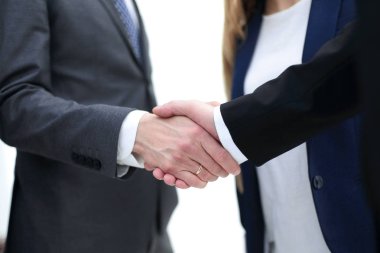 Kendine güvenen iki işadamı el sıkışıyor.