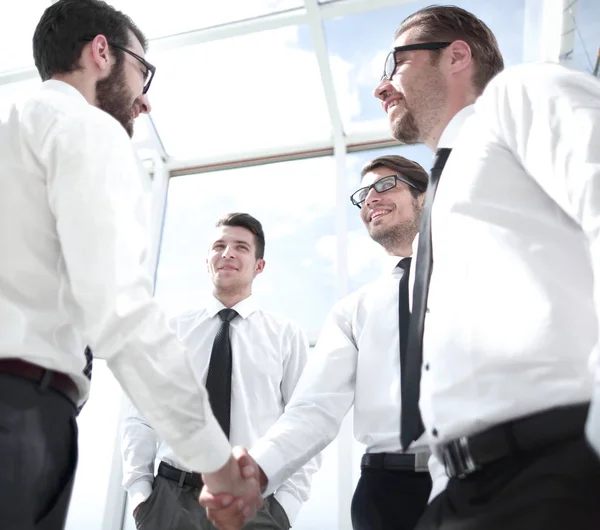 Geschäftspartner per Handschlag im Büro — Stockfoto