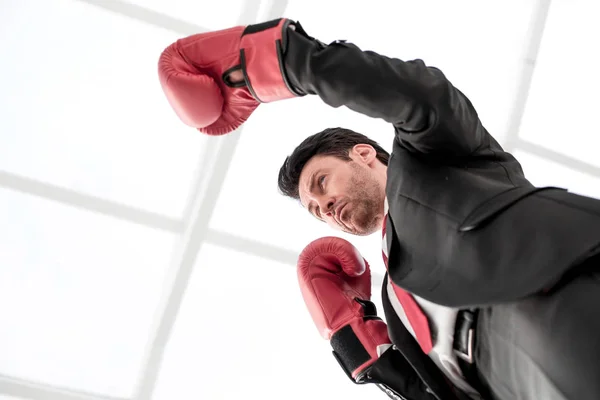 Close up.serious hombre de negocios en guantes de boxeo — Foto de Stock