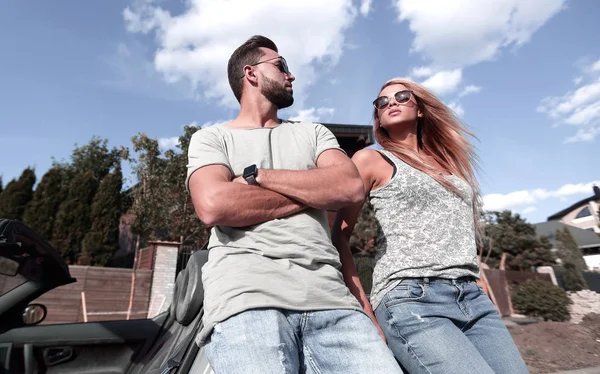 Mann und Frau stehen neben ihrem Auto — Stockfoto