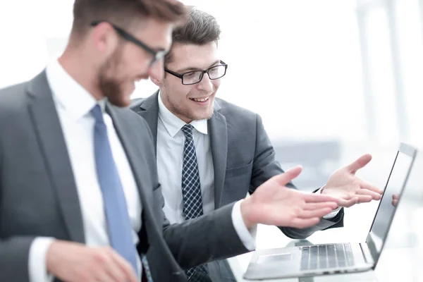 Close up.Kollegen diskutieren Informationen mit einem Laptop — Stockfoto