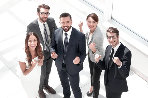 Top view.happy business team che mostra il loro successo — Foto Stock