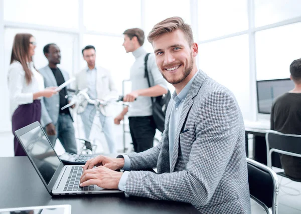 Programmer is testing the laptop in the office — Stock Photo, Image
