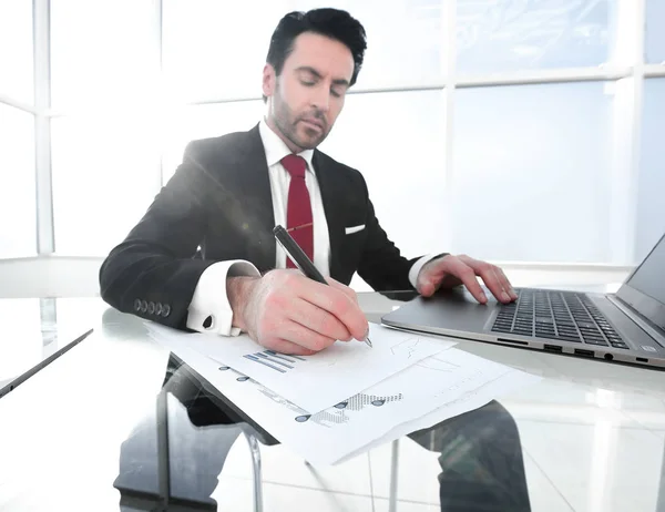 Biznesmen używa laptopa, aby sprawdzić dane finansowe — Zdjęcie stockowe
