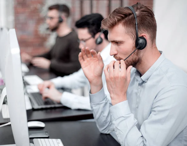 Werknemers met een headset op de werkplek in het business center — Stockfoto