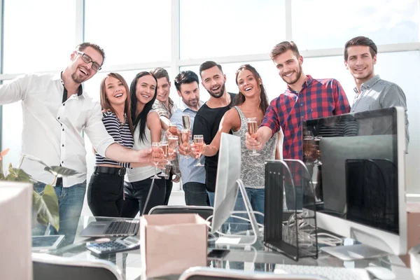 Lachende business team staande in nieuw kantoor — Stockfoto