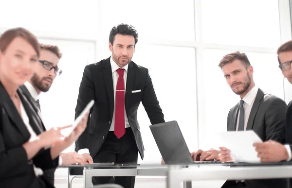 Gerente de proyecto en una reunión de trabajo con el equipo empresarial — Foto de Stock