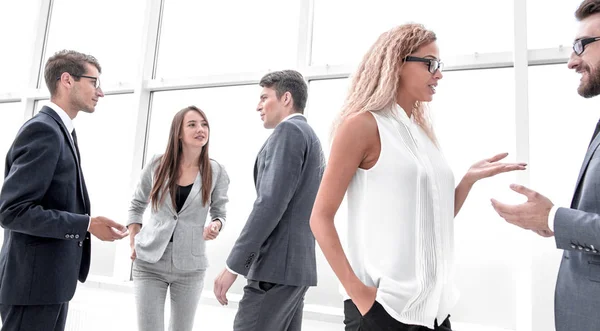 Groep van mensen uit het bedrijfsleven bespreken hun ideeën die permanent in een office-hal. — Stockfoto