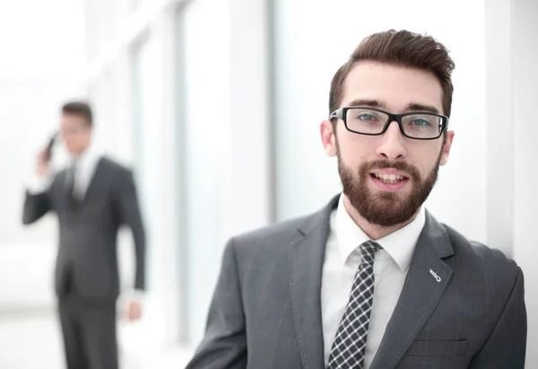 Uzavřete up.businessman s brýlemi na pozadí úřadu — Stock fotografie