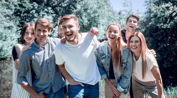 Retrato de un grupo de amigos en el fondo del Parque —  Fotos de Stock