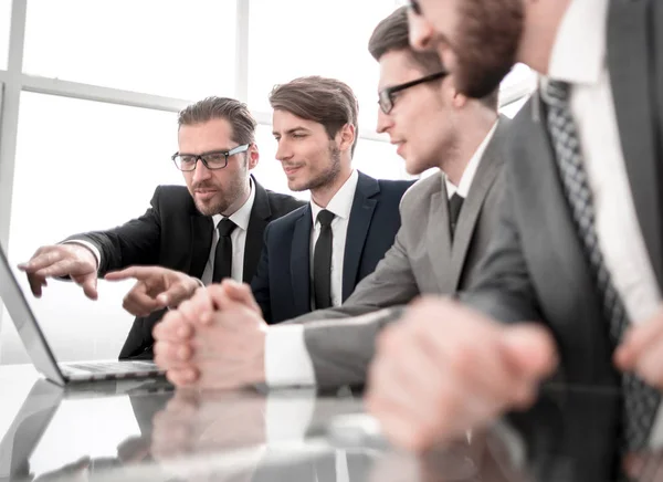 Geschäftsleute diskutieren Online-Informationen am Schreibtisch — Stockfoto