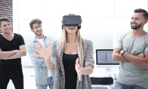 Equipo empresarial que trabaja en aplicaciones y juegos de realidad virtual —  Fotos de Stock