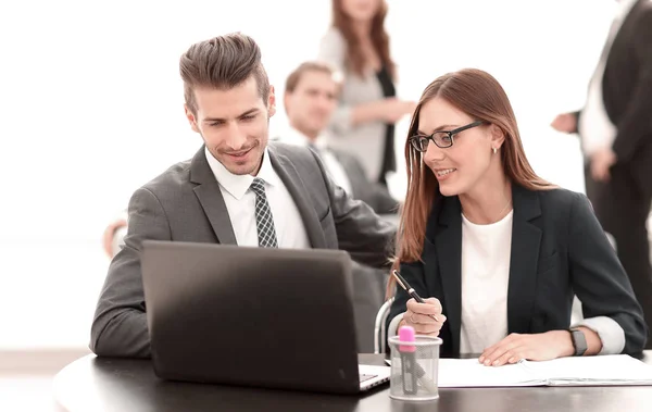 Homme et femme assis à table dans un bureau de co-working — Photo