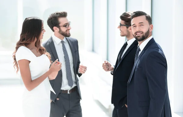 Grupo de trabajo que habla en la oficina — Foto de Stock