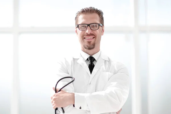 Médico confiante com estetoscópio — Fotografia de Stock