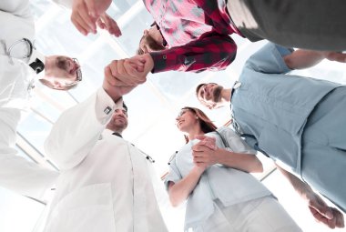 Doktorlar bir ekip ile bir el sıkışma bir meslektaşım selamlıyorum