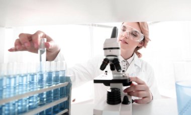 Yakın plan. Laboratuvardaki doktor biyolog portresi..