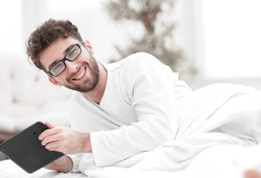 closeup.Sleepy adam alarak dijital tablet