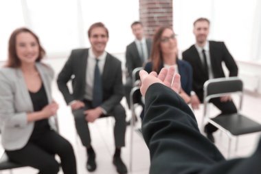 Kurumsal mali rapor çalışanlar konuşurken ekiple tartışıyor