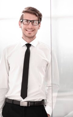 ofiste ayakta up.young çalışan kapatın