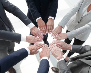 İş adamları birbirlerine ellerini uzatıyorlar.