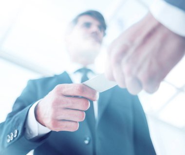 alt view.business kartvizitini üzerinde eller