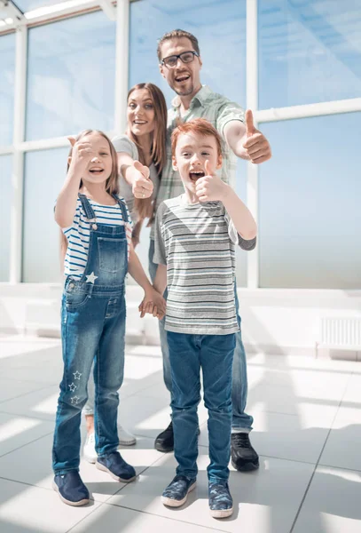 Família feliz mostrando polegares para cima — Fotografia de Stock