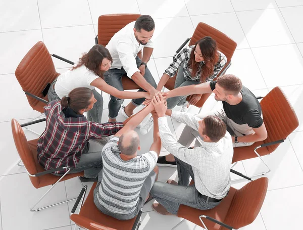 Vista dall'alto. team di lavoro mostra la sua unità — Foto Stock