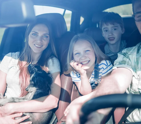 Mutlu aile arabada rides — Stok fotoğraf