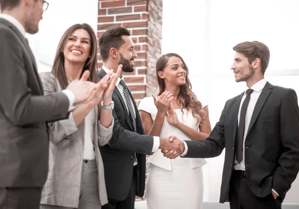 Equipe de negócios feliz aplaude novos parceiros de negócios — Fotografia de Stock