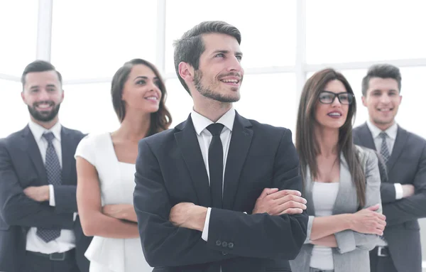 Jovens empresários de sucesso olhando para o espaço de cópia — Fotografia de Stock